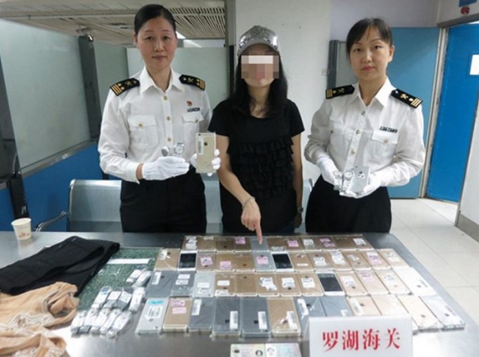 زن چینی با 102 آیفون قاچاق زیر لباس دستگیر شد